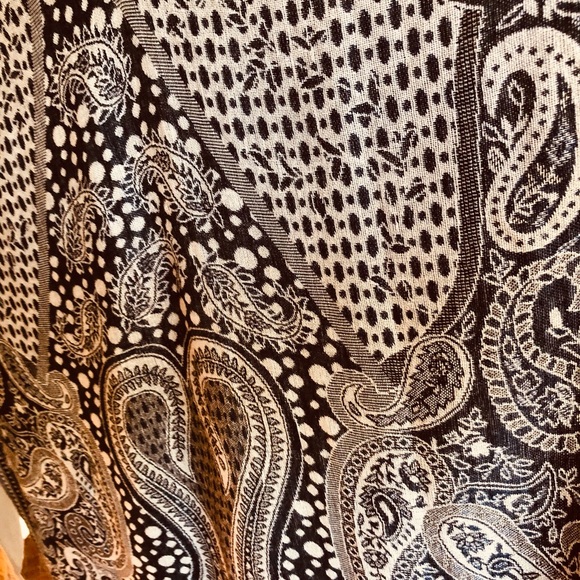White and Navy oversized Shawl. Paisley Print fringed. One size - Picture 9 of 9